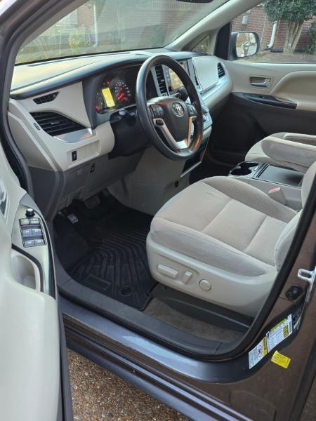 Toyota Sienna LE 8-Passenger 2017