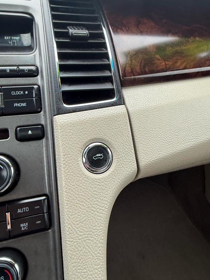 Ford Taurus SEL FWD 2011