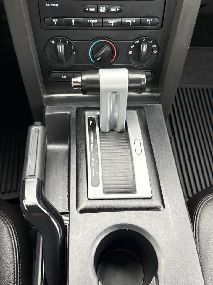 Ford Mustang GT Deluxe Coupe 2007