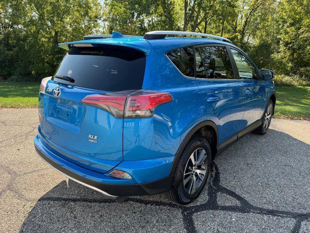 2016 Toyota RAV4 XLE photo 4