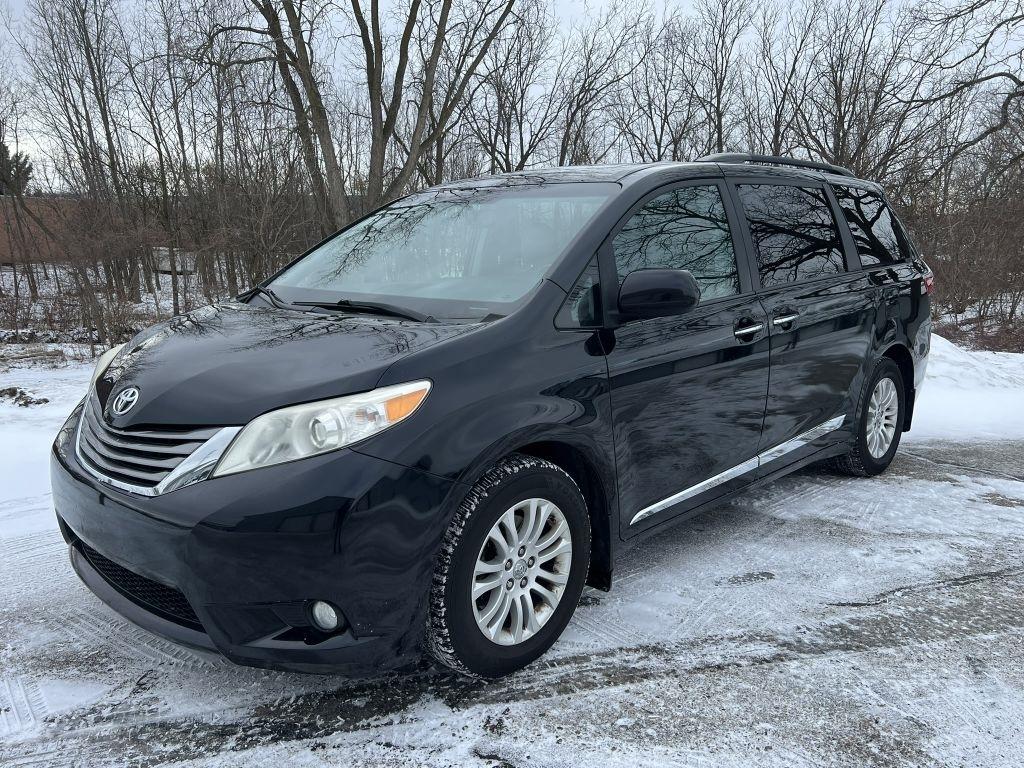 2017 Toyota Sienna XLE 8-PASSENGER MINI VAN