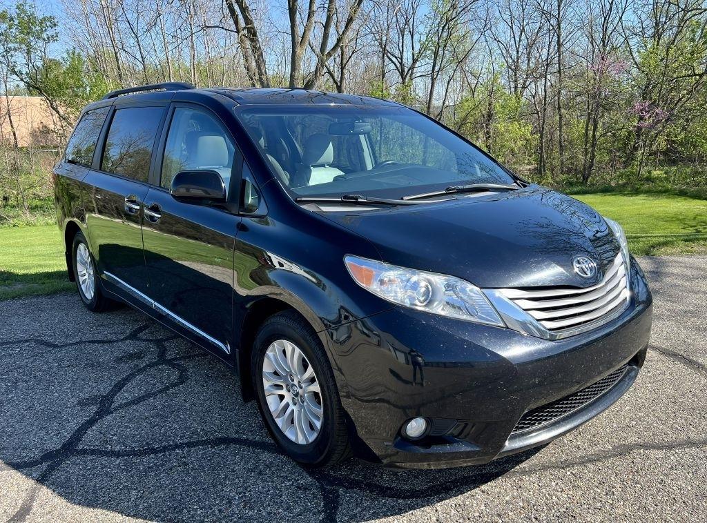 2017 Toyota Sienna XLE 8-PASSENGER MINI VAN