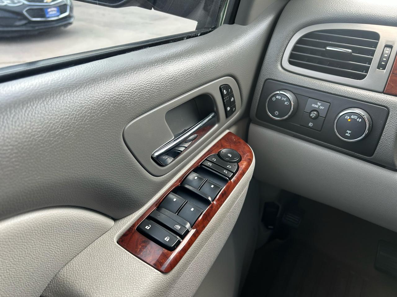 Chevrolet Suburban LT 4WD 2013