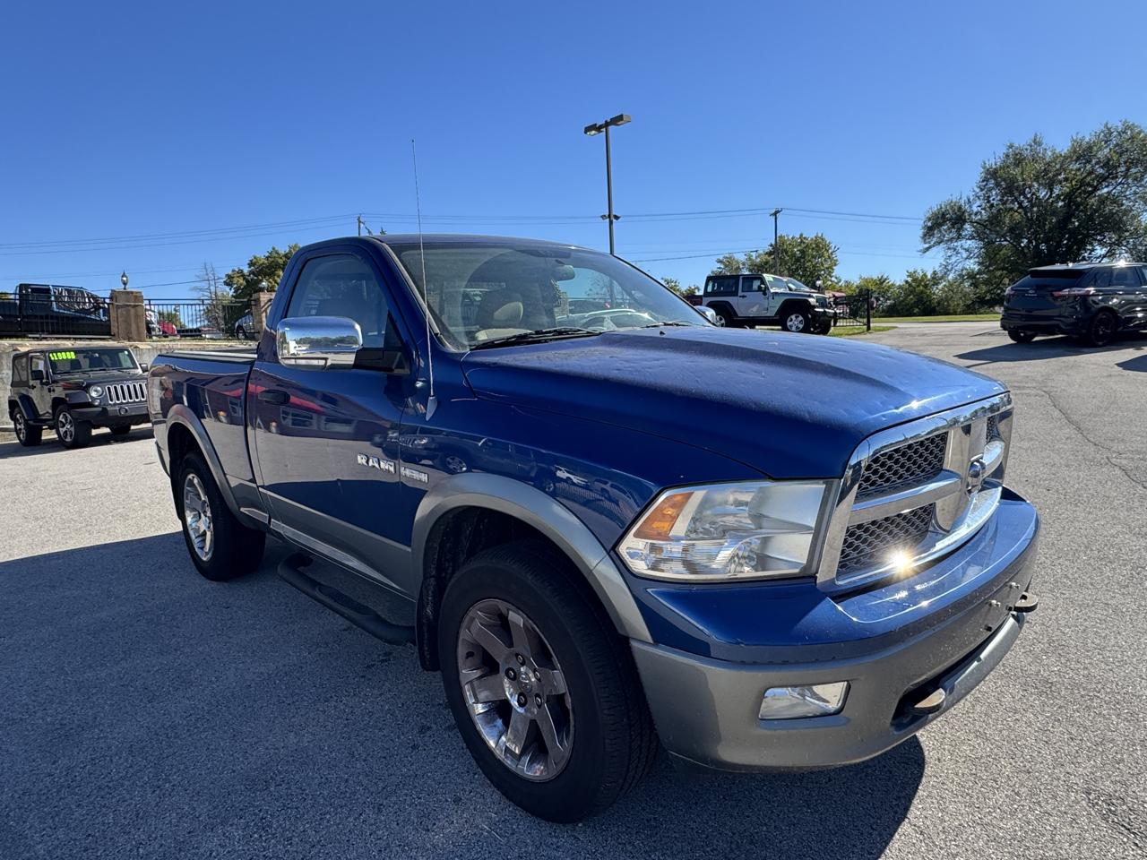 Dodge Ram 1500 2dr Reg Cab 135" WB 4WD 2009
