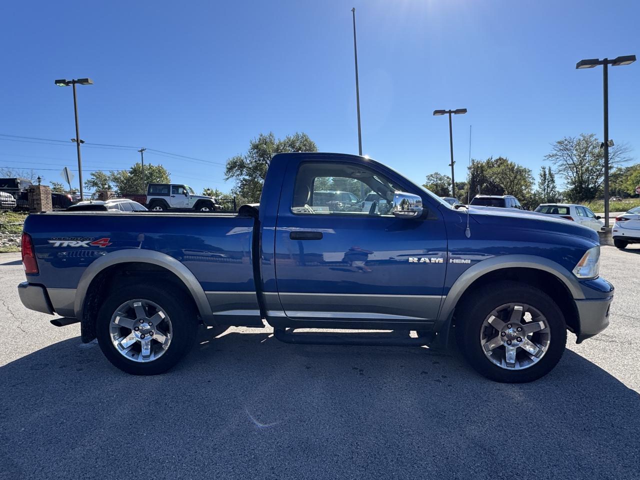 Dodge Ram 1500 2dr Reg Cab 135" WB 4WD 2009