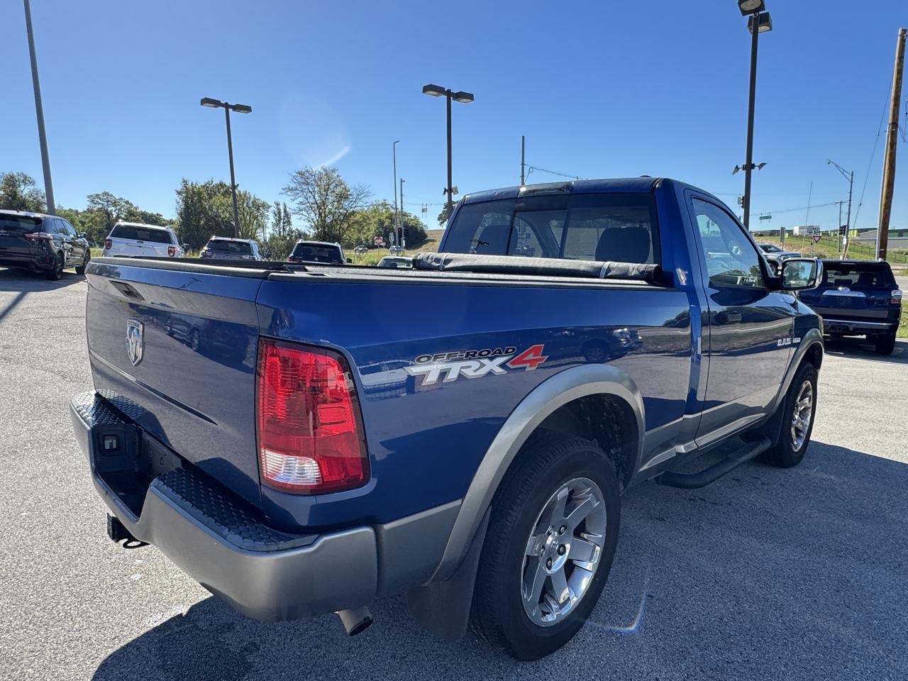Dodge Ram 1500 2dr Reg Cab 135" WB 4WD 2009