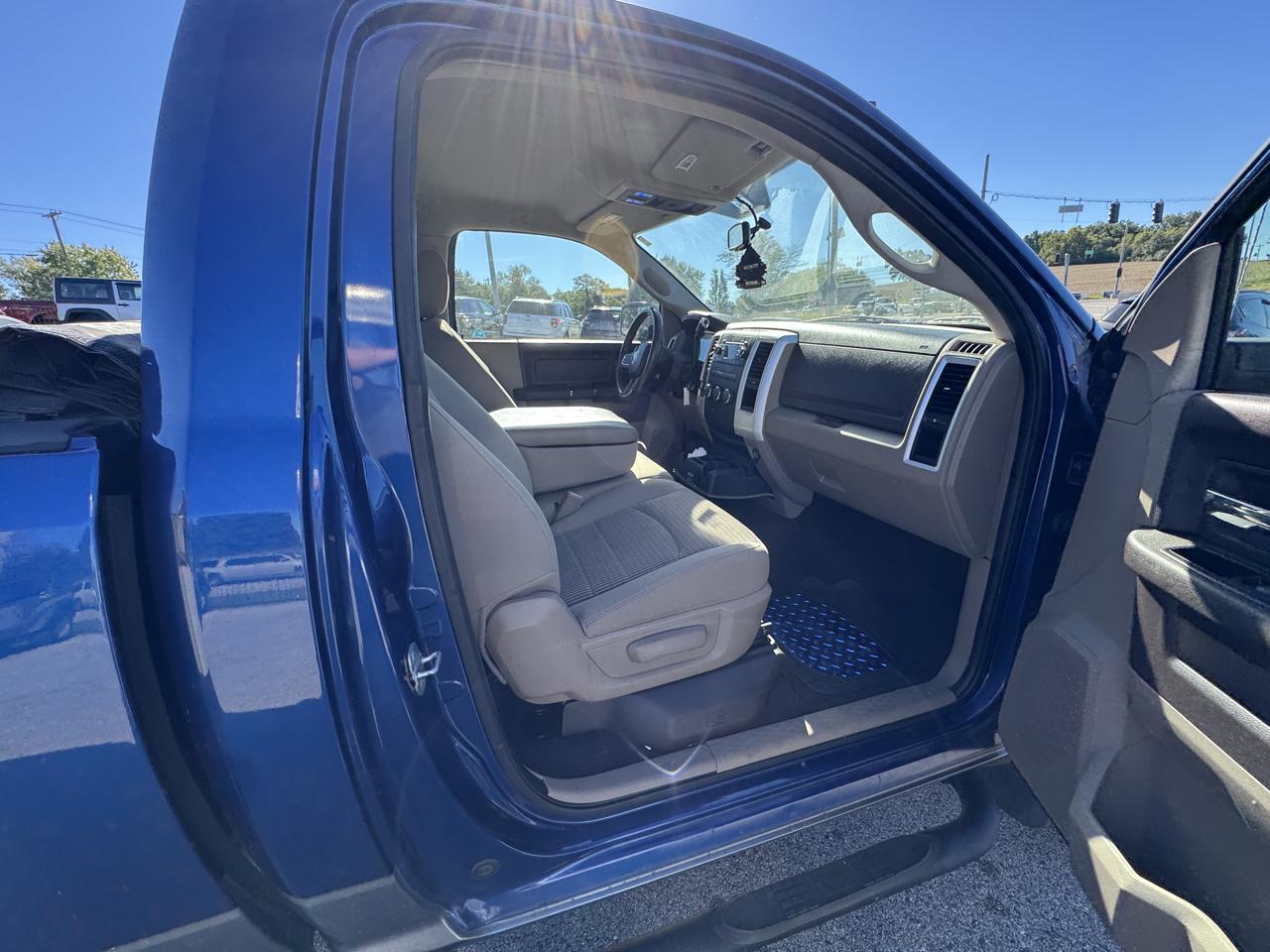 Dodge Ram 1500 2dr Reg Cab 135" WB 4WD 2009
