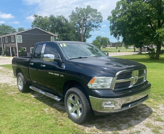 2012 RAM 1500 4WD Crew Cab 140.5" SLT