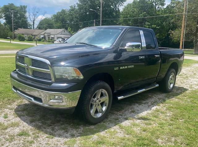 RAM 1500 4WD Crew Cab 140.5" SLT 2012