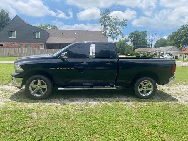 RAM 1500 4WD Crew Cab 140.5" SLT 2012