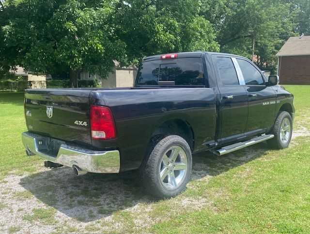 RAM 1500 4WD Crew Cab 140.5" SLT 2012