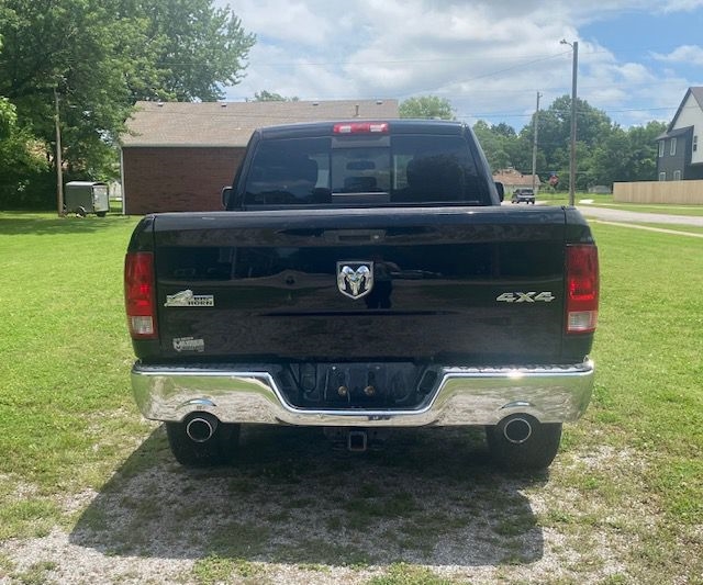 RAM 1500 4WD Crew Cab 140.5" SLT 2012