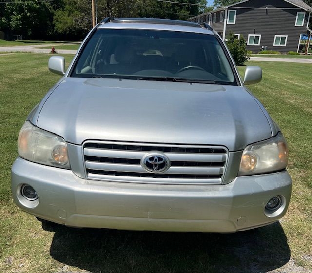 Toyota Highlander V6 2WD with 3rd-Row Seat 2005
