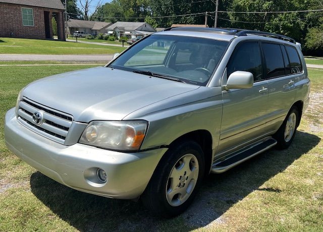 Toyota Highlander V6 2WD with 3rd-Row Seat 2005