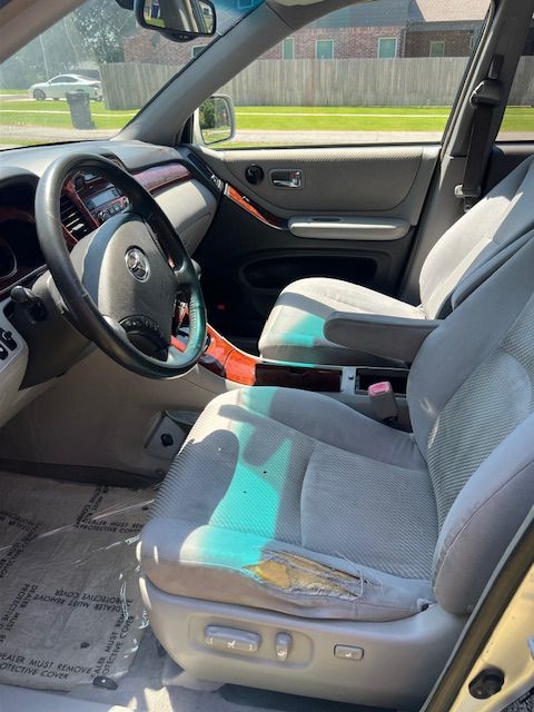 Toyota Highlander V6 2WD with 3rd-Row Seat 2005