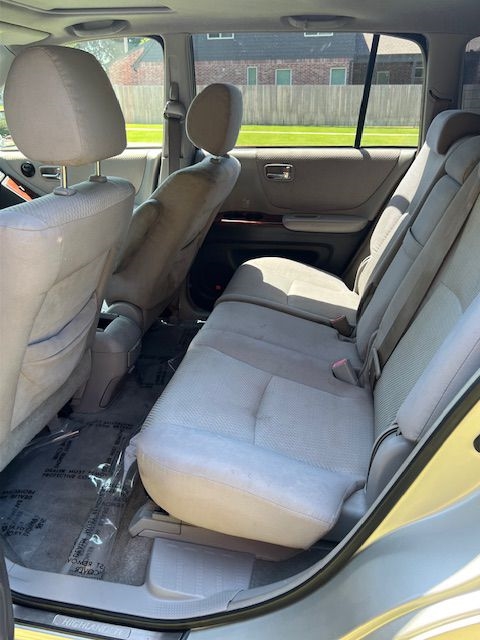 Toyota Highlander V6 2WD with 3rd-Row Seat 2005