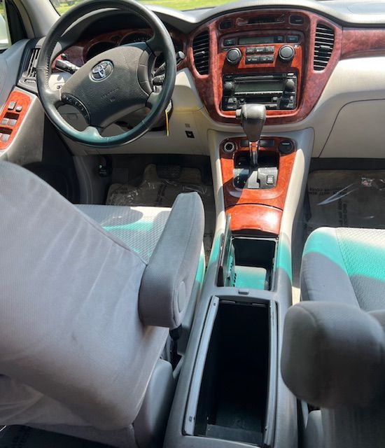 Toyota Highlander V6 2WD with 3rd-Row Seat 2005