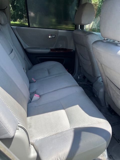 Toyota Highlander V6 2WD with 3rd-Row Seat 2005