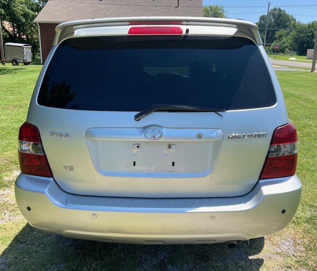 Toyota Highlander V6 2WD with 3rd-Row Seat 2005