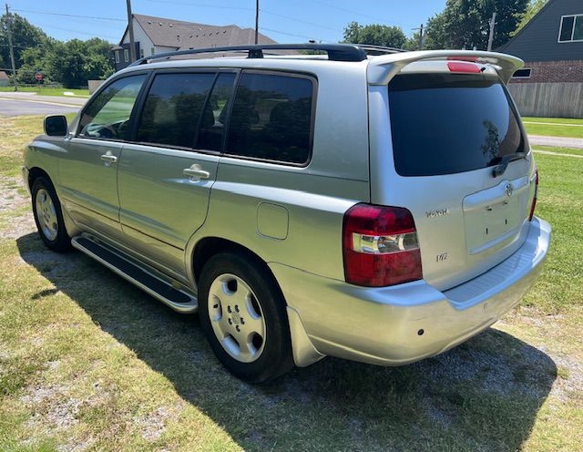 Toyota Highlander V6 2WD with 3rd-Row Seat 2005