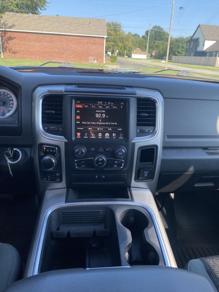 RAM 1500 SLT Crew Cab SWB 4WD 2017 RAM 1500 SLT Crew Cab SWB 4WD 2017