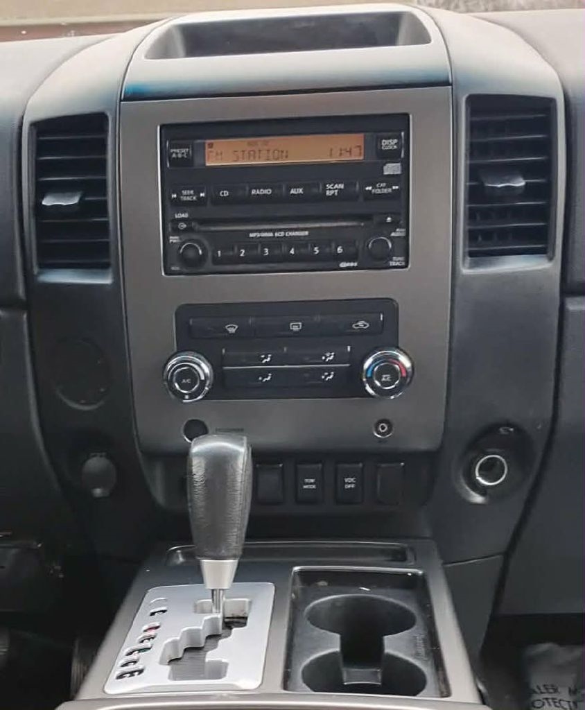 Nissan Titan XE Crew Cab 2WD SWB 2010