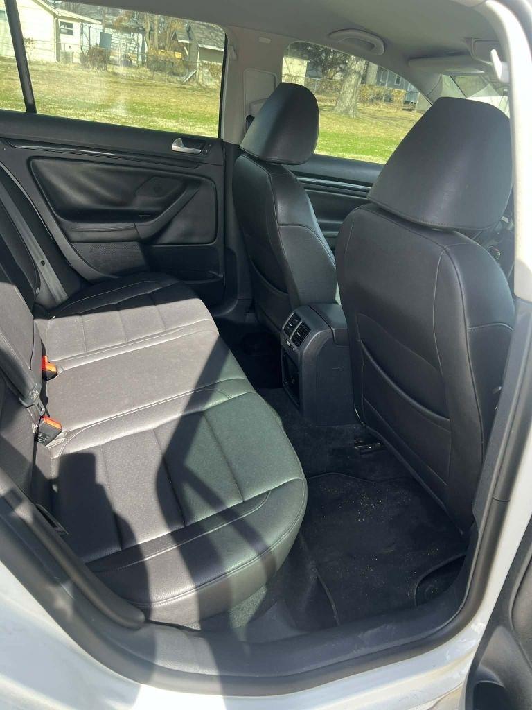 Volkswagen Jetta SportWagen 2.0L TDI 2011