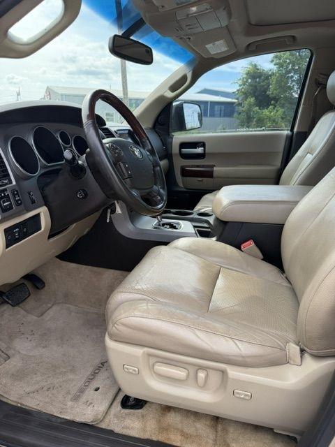 Toyota Sequoia Plantium 2WD 2011