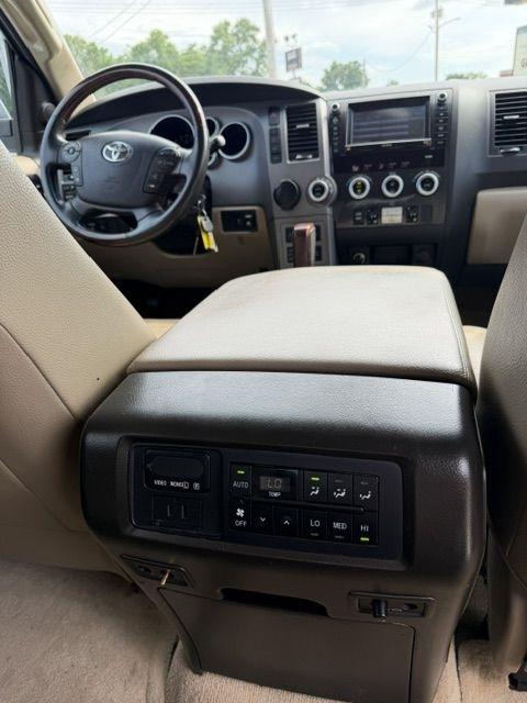Toyota Sequoia Plantium 2WD 2011
