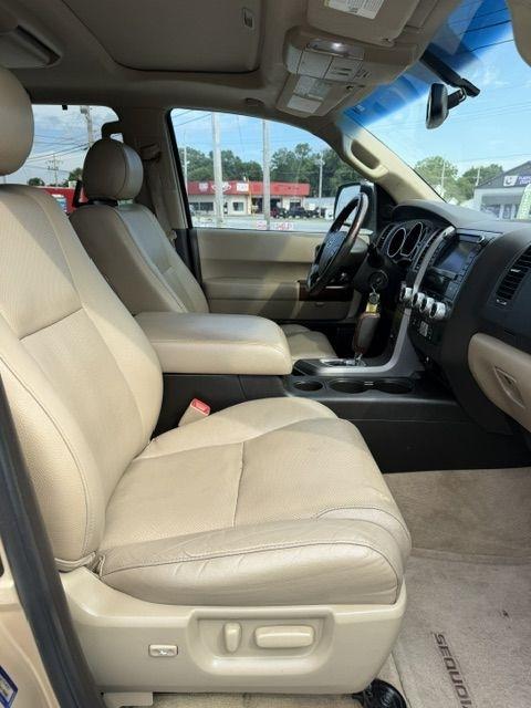 Toyota Sequoia Plantium 2WD 2011