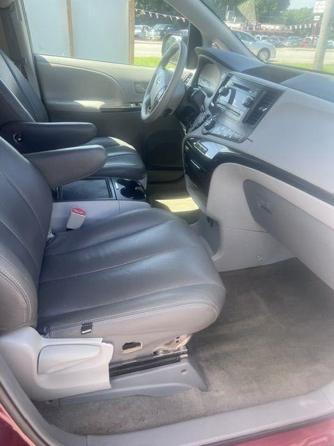 Toyota Sienna LE FWD 8-Passenger V6 2013