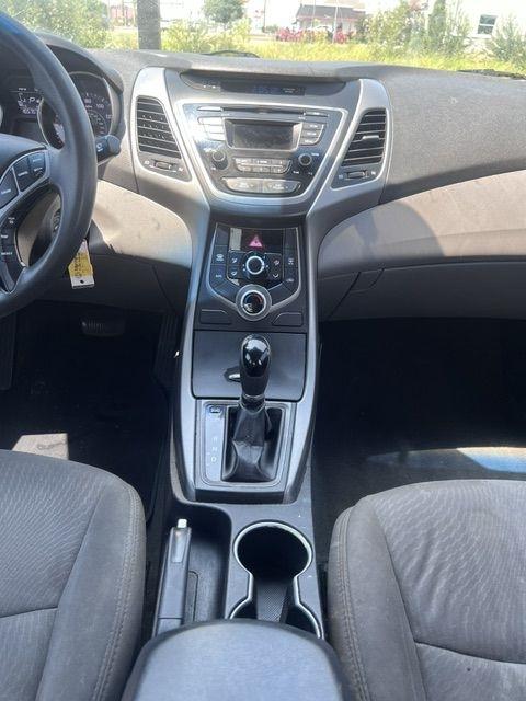 Hyundai Elantra SE 6AT 2015
