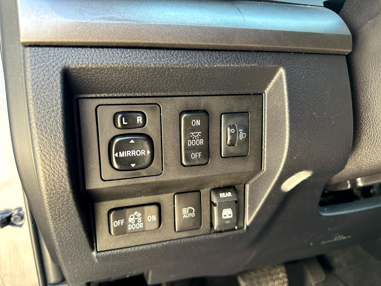 Toyota Tundra SR5 5.7L V8 CrewMax 4WD 2018 Toyota Tundra SR5 5.7L V8 CrewMax 4WD 2018