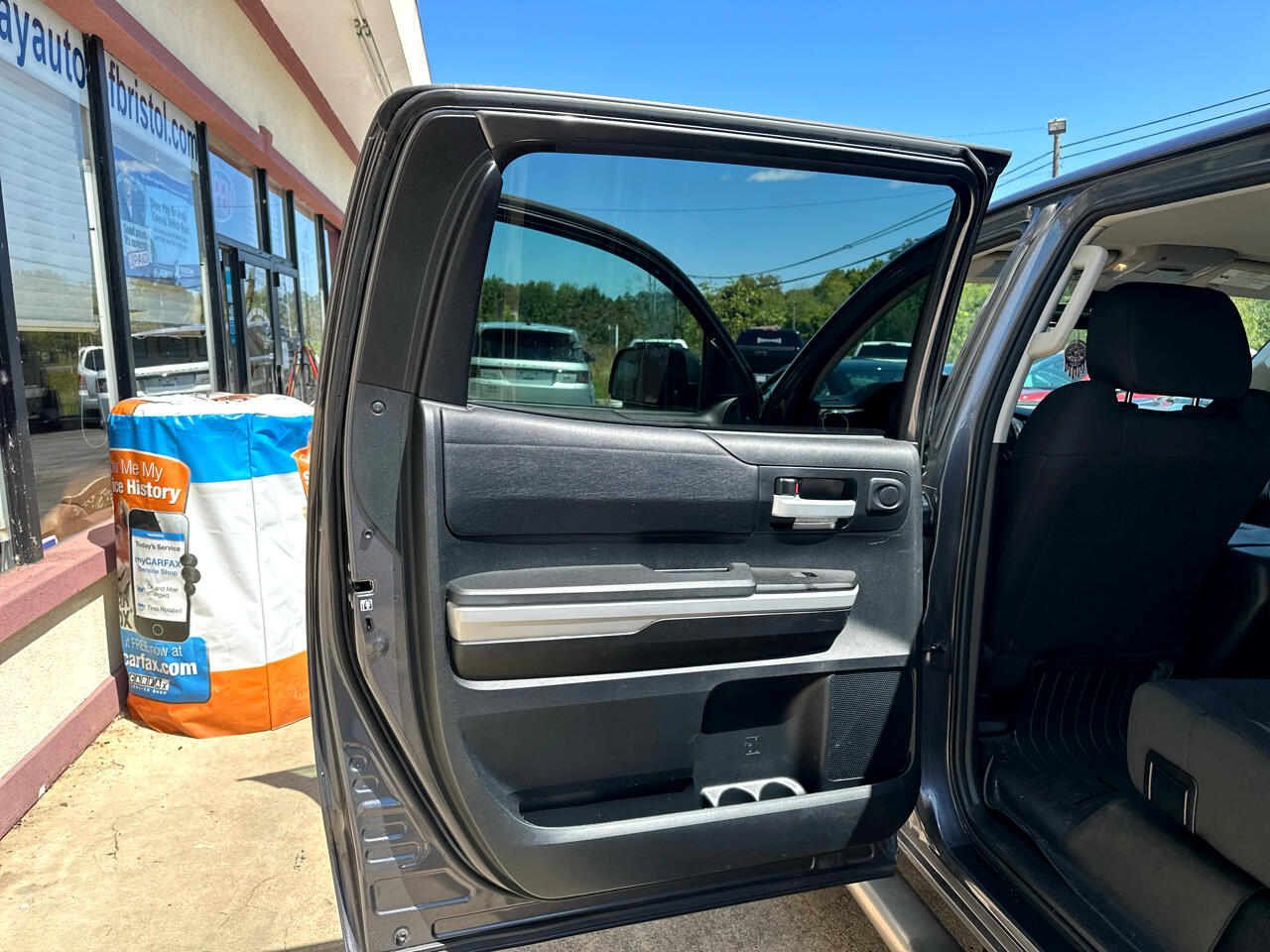 Toyota Tundra SR5 5.7L V8 CrewMax 4WD 2018 Toyota Tundra SR5 5.7L V8 CrewMax 4WD 2018