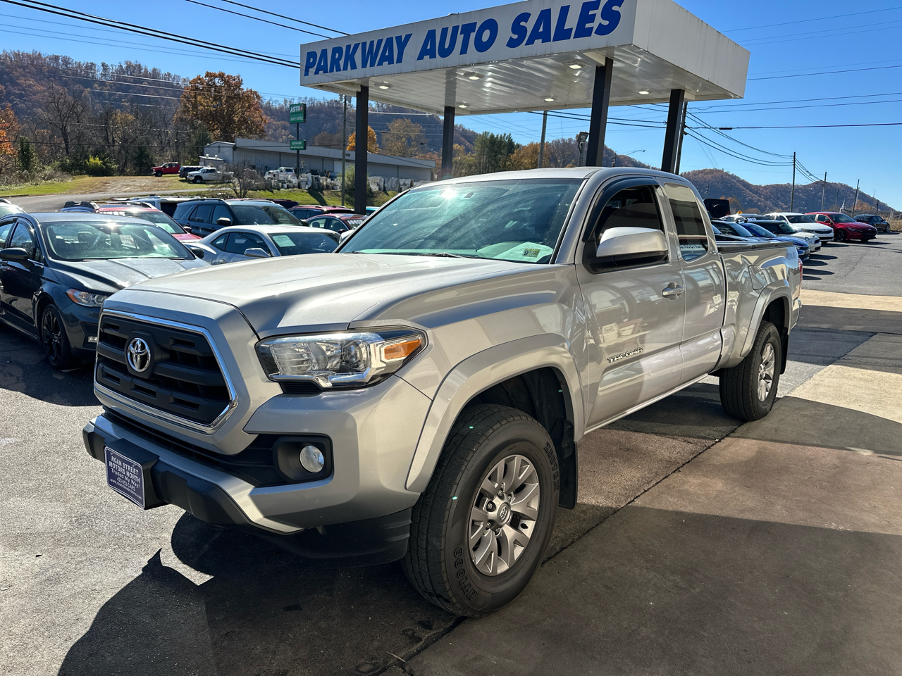 2017 Toyota Tacoma Access Cab photo 2