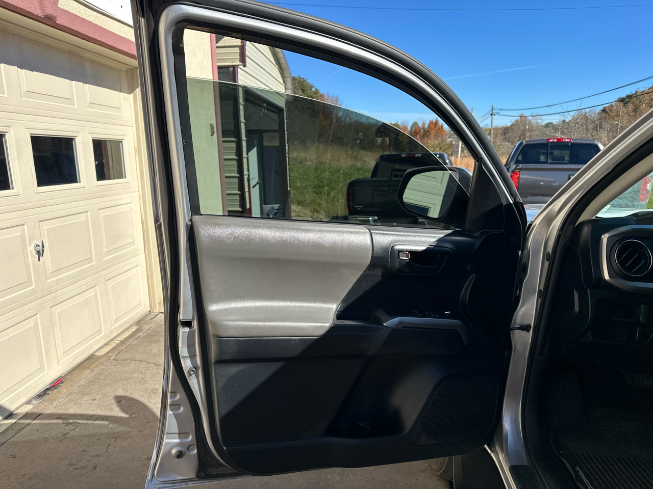 2017 Toyota Tacoma Access Cab photo 3