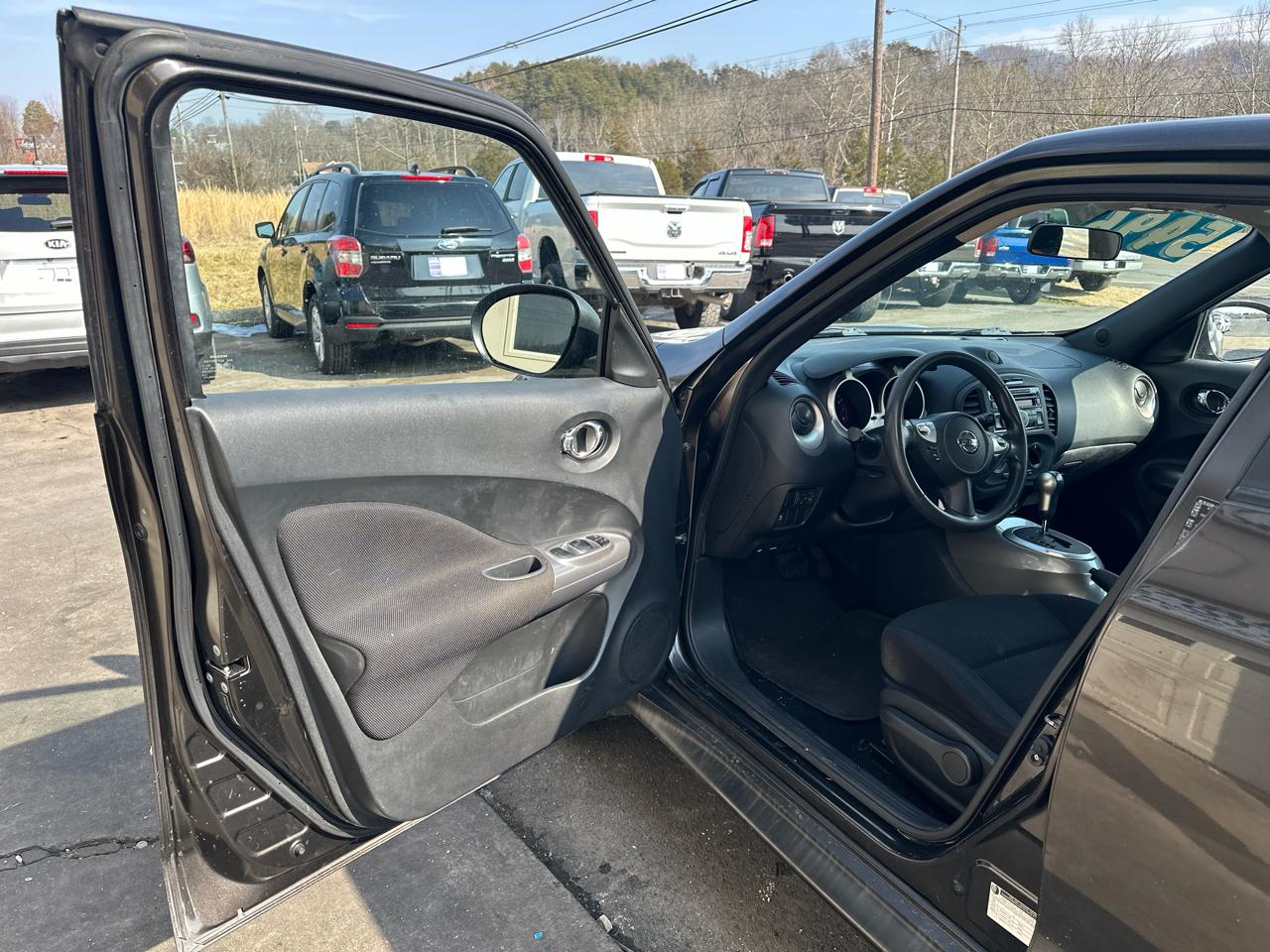 Nissan Juke S FWD 2011