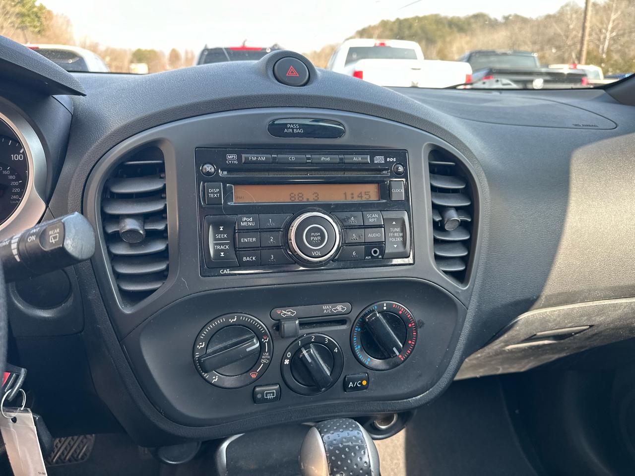 Nissan Juke S FWD 2011