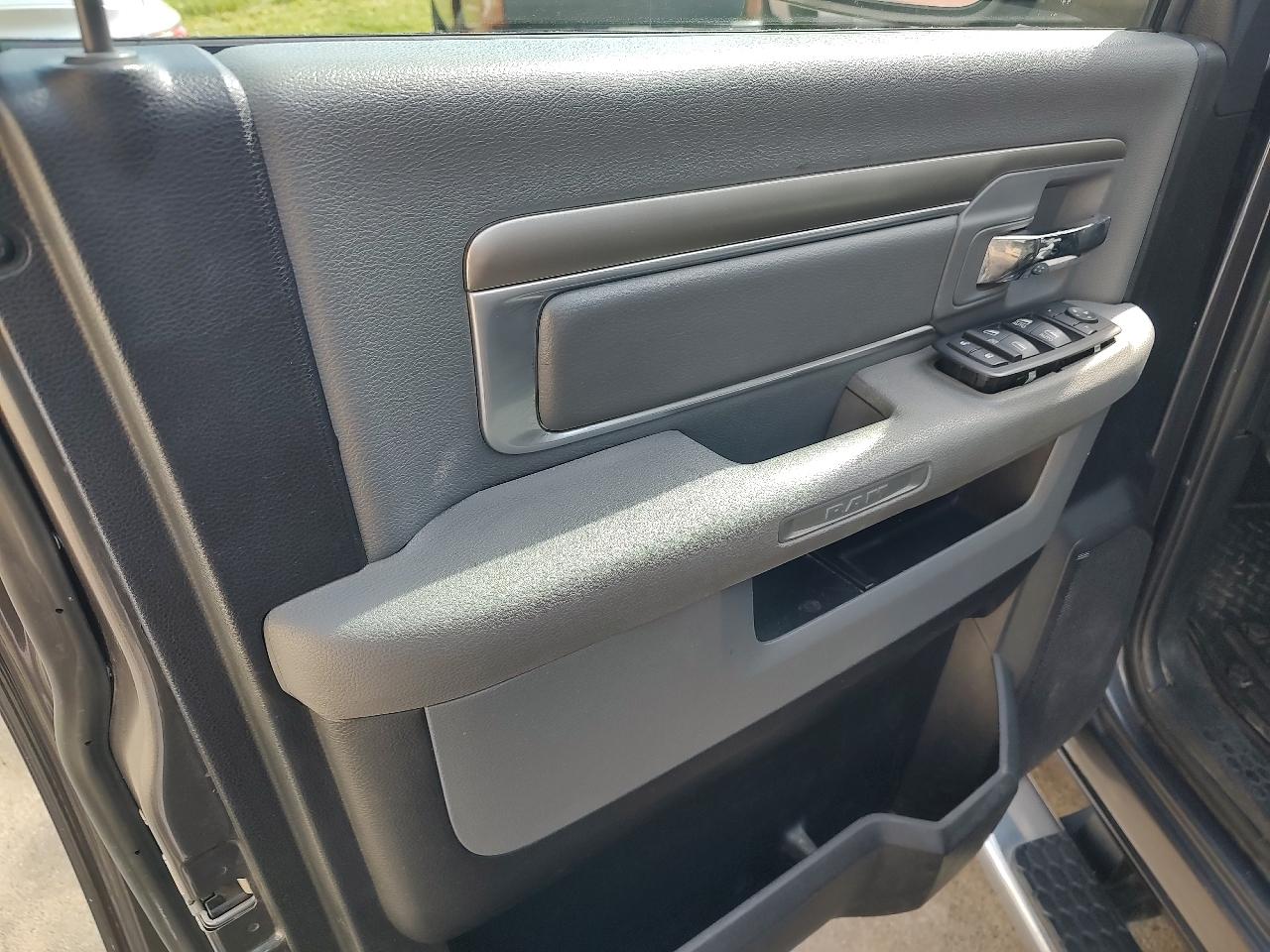 RAM 1500 SLT Crew Cab SWB 4WD 2016