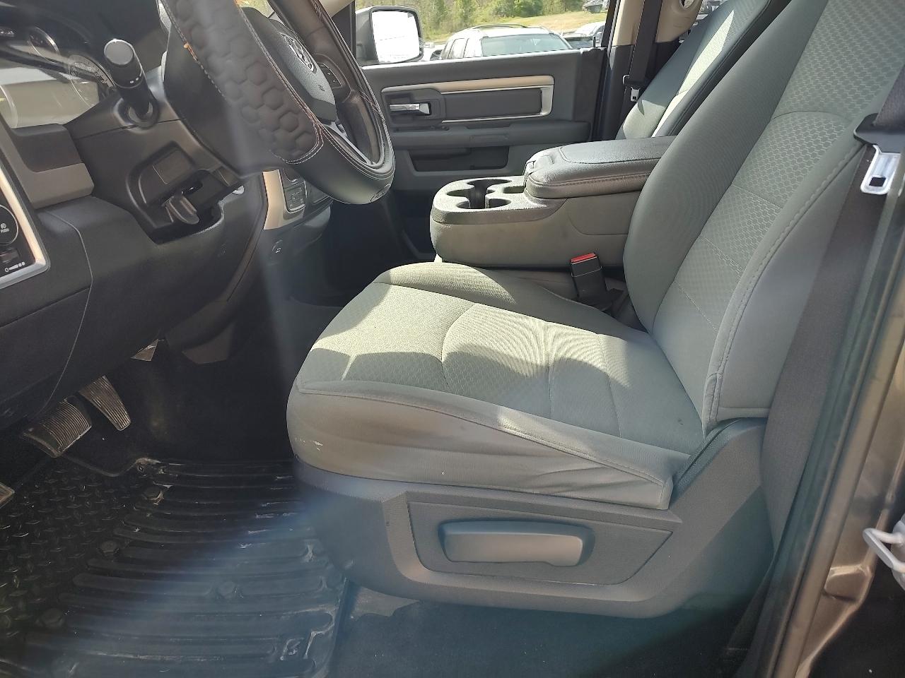 RAM 1500 SLT Crew Cab SWB 4WD 2016