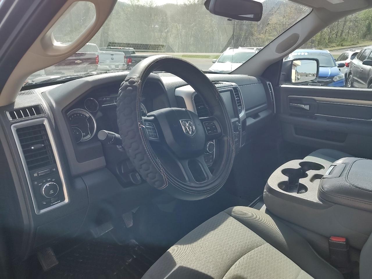 RAM 1500 SLT Crew Cab SWB 4WD 2016