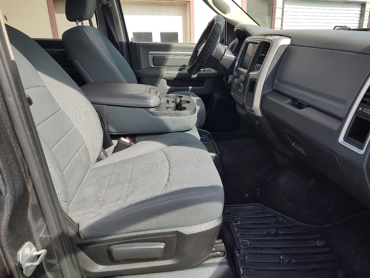 RAM 1500 SLT Crew Cab SWB 4WD 2016