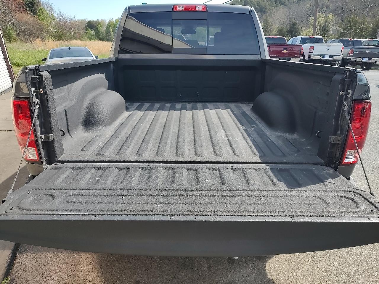 RAM 1500 SLT Crew Cab SWB 4WD 2016