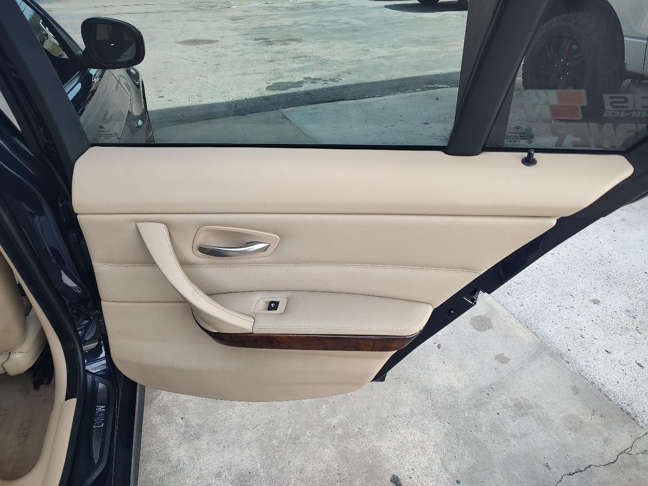 BMW 3-Series 328xi 2009