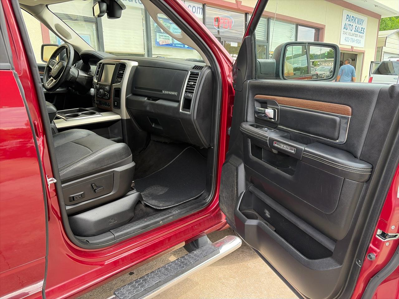 RAM 1500 Laramie Crew Cab SWB 4WD 2015