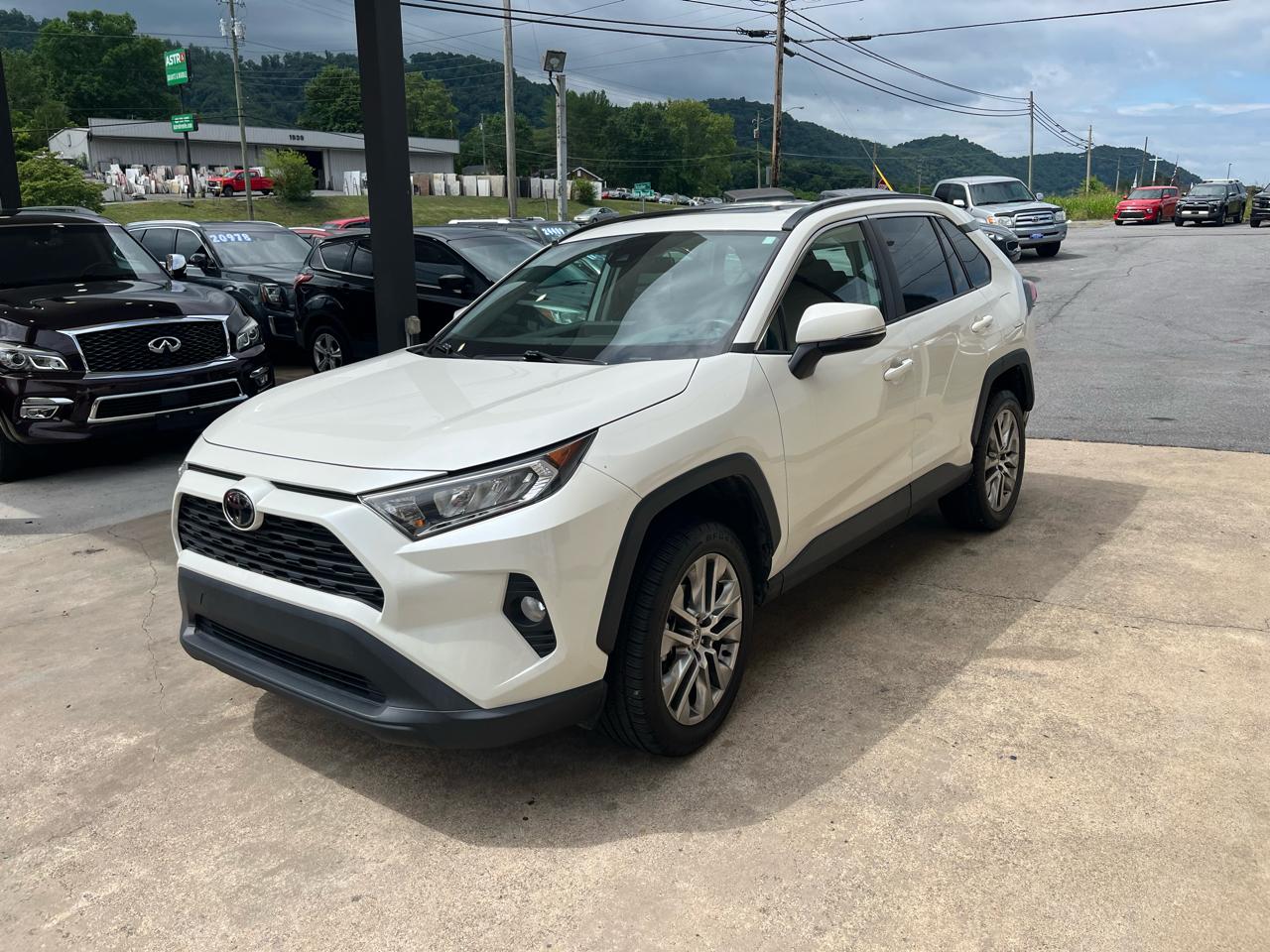 Toyota RAV4 XLE Premium FWD (Natl) 2021