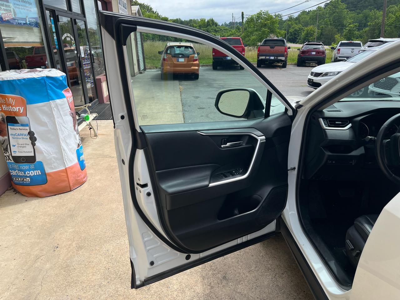 Toyota RAV4 XLE Premium FWD (Natl) 2021