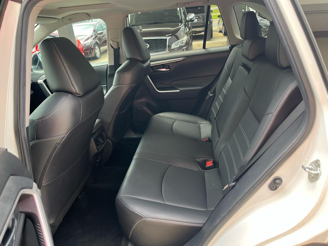 Toyota RAV4 XLE Premium FWD (Natl) 2021