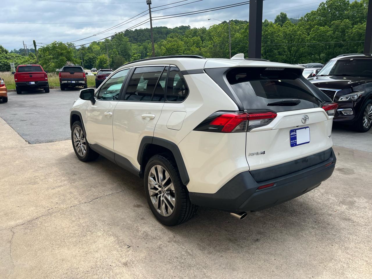 Toyota RAV4 XLE Premium FWD (Natl) 2021