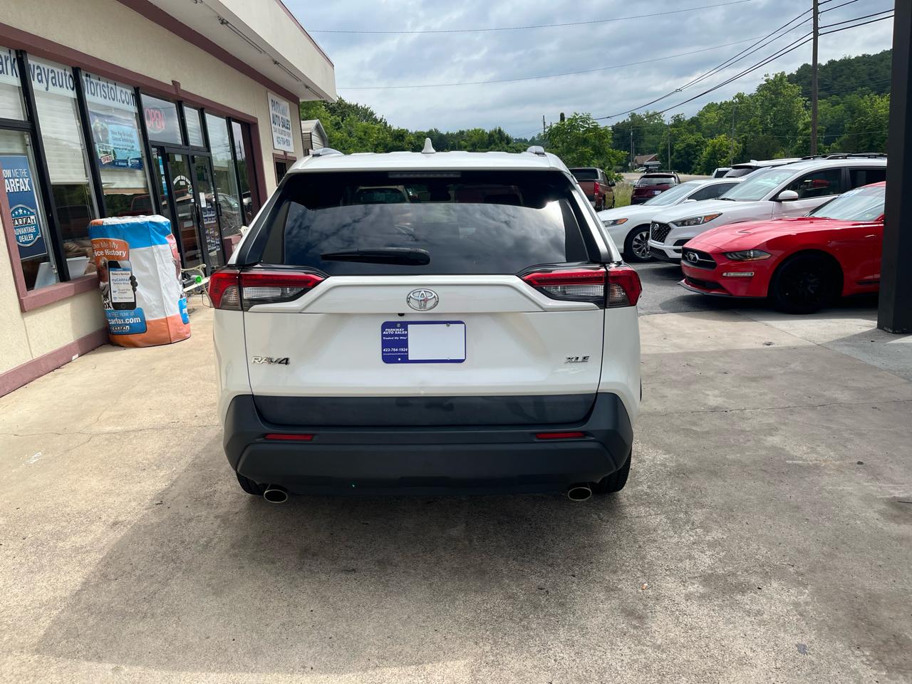 Toyota RAV4 XLE Premium FWD (Natl) 2021